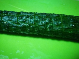 3、厨房挑战+素菜~蓑衣黄瓜,刀与黄瓜成九十度角 切薄片 但不要切断