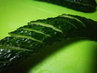 4、厨房挑战+素菜~蓑衣黄瓜,黄瓜翻过来 切斜刀 也不要切断