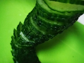 5、厨房挑战+素菜~蓑衣黄瓜,切好后拉起来不会断