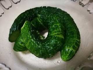 6、厨房挑战+素菜~蓑衣黄瓜,将黄瓜放入大碗里