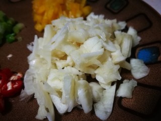 8、厨房挑战+素菜~蓑衣黄瓜,大蒜去皮切碎