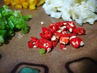 11、厨房挑战+素菜~蓑衣黄瓜,红辣椒切碎