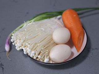 1、金针菇炒蛋,材料准备好
