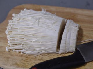 2、金针菇炒蛋,金针菇切去根部不要