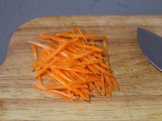 4、金针菇炒蛋,胡萝卜切丝