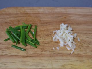 5、金针菇炒蛋,葱切段，蒜切末