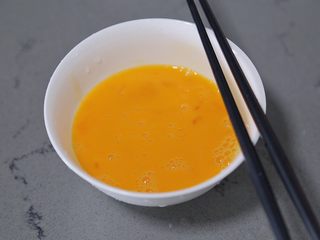 7、金针菇炒蛋,打散拌均匀待用