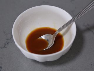 8、金针菇炒蛋,取一个小碗，加入一勺酱油，一点点盐、白糖、淀粉、水调匀待用