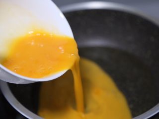 9、金针菇炒蛋,锅里倒入油，烧热后倒入蛋液
