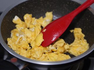 10、金针菇炒蛋,煎至稍微定型后用锅铲炒散