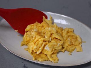 11、金针菇炒蛋,随后盛出待用