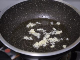 12、金针菇炒蛋,锅里再倒入少许油，爆香蒜末