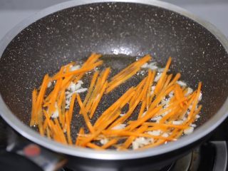 13、金针菇炒蛋,加入胡萝卜丝拌炒