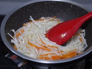 14、金针菇炒蛋,再加入金针菇，炒至金针菇发软