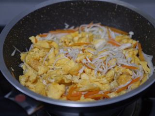 15、金针菇炒蛋,加入鸡蛋一起翻炒几下