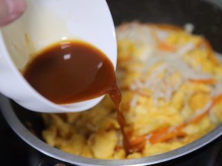 16、金针菇炒蛋,倒入调好的汁