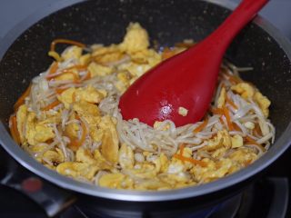 17、金针菇炒蛋,开大火翻炒收汁