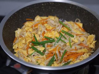 18、金针菇炒蛋,收汁至浓稠关火，放入葱段即可