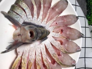 3、剁椒扁鱼,摆在盘中