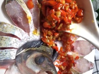 4、剁椒扁鱼,放入调好的剁椒酱