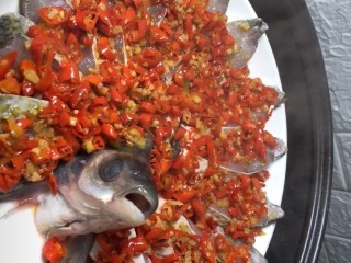 5、剁椒扁鱼,放入调好的剁椒酱