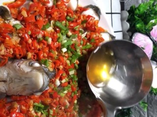 7、剁椒扁鱼,出锅撒上葱花，蒸鱼豉油，最后琳上热油即可
