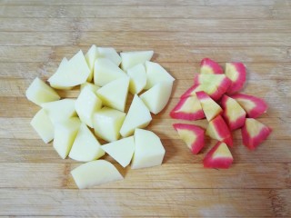 1、红烧土豆,土豆和红萝卜分别去皮洗干净，切成滚刀块。 