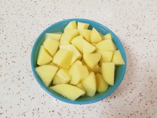 2、红烧土豆,红萝卜放在一边备用，土豆用水泡上去除一下土豆里面的淀粉。