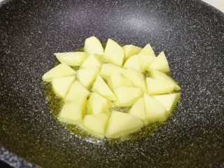 4、红烧土豆,泡过的土豆块用厨房用纸吸干水分，不粘锅倒入适量的食用油烧热，下入土豆块中小火煎制。 