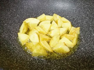 5、红烧土豆,土豆煎至两面金黄色，用筷子扎一下能扎透即可，捞出备用。 