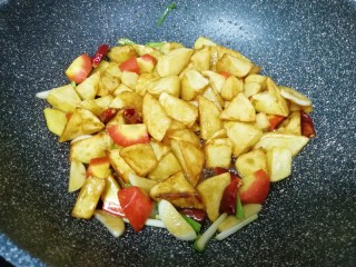 8、红烧土豆,放老抽、味极鲜酱油、蚝油、糖、盐和香醋翻炒均匀。 