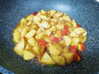 9、红烧土豆,加少量的水翻炒均匀，中小火焖炒5分钟左右，让土豆入味。 