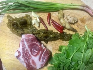 1、#年味#水煮酸菜滑肉片,准备所需食材，瘦肉选择的是眉毛肉，比里脊要稍肥一点肉质更嫩一些