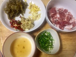 2、#年味#水煮酸菜滑肉片,酸菜切丝，老姜炮姜切片，泡辣椒切节，瘦肉肯定是切片，香葱切葱花，剩余泡菜水30ml