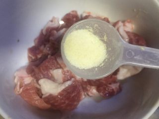 3、#年味#水煮酸菜滑肉片,瘦肉加入调味盐