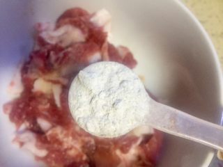 4、#年味#水煮酸菜滑肉片,加入五勺淀粉