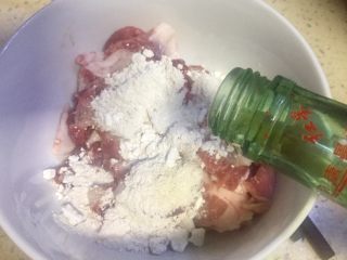 5、#年味#水煮酸菜滑肉片,加入一勺料酒