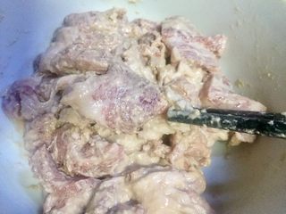 6、#年味#水煮酸菜滑肉片,拌匀，可适当少加水，如图为较干状态