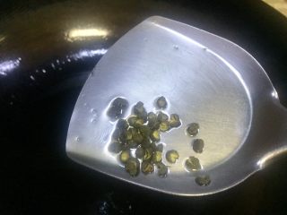 7、#年味#水煮酸菜滑肉片,热锅倒入菜籽油五层热下花椒