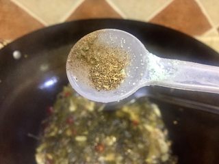 11、#年味#水煮酸菜滑肉片,加入少许五香粉炒出所有食材的香味