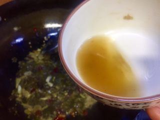 10、#年味#水煮酸菜滑肉片,锅内倒入泡菜水