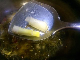 13、#年味#水煮酸菜滑肉片,加入大葱节