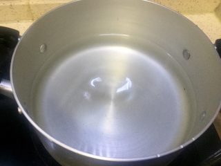 15、#年味#水煮酸菜滑肉片,另取锅加入适量的水准备煮肉片