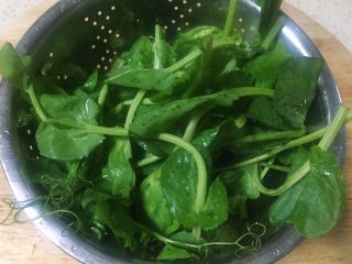 16、#年味#水煮酸菜滑肉片,利用烧水的时间把豌豆尖打理好洗净