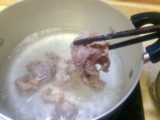 17、#年味#水煮酸菜滑肉片,锅里水开后放入肉片