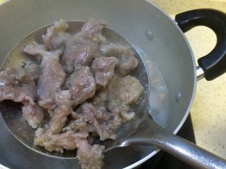 18、#年味#水煮酸菜滑肉片,肉片表面的淀粉由白转为透明即可捞起