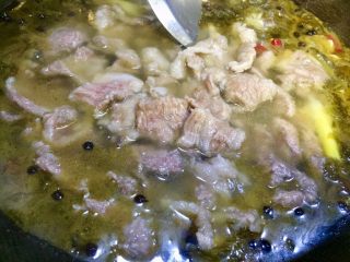 19、#年味#水煮酸菜滑肉片,捞起放入14的酸菜汤汁里继续再煮片刻