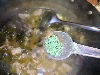 20、#年味#水煮酸菜滑肉片,放入蔬之鲜