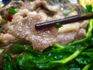 22、#年味#水煮酸菜滑肉片,肉片表面晶莹剔透，吃在嘴里滑滑嫩嫩的，也是被俗称“滑肉片”