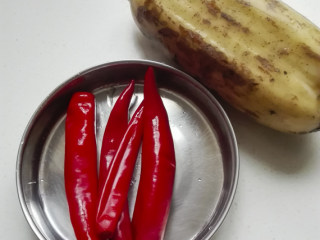 1、泡椒炒藕丁,准备材料，泡椒是自制的